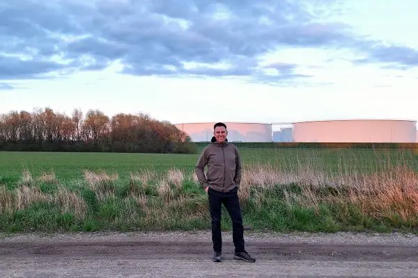 Jesper Schmidt, CEO og stifter af Trinity Synergies står foran raffinaderiet